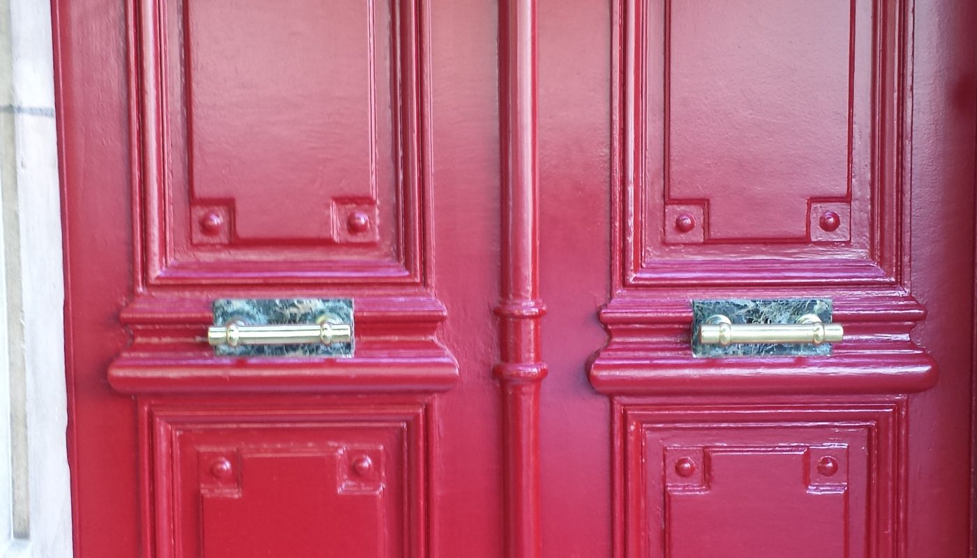Porte Cochère rouge